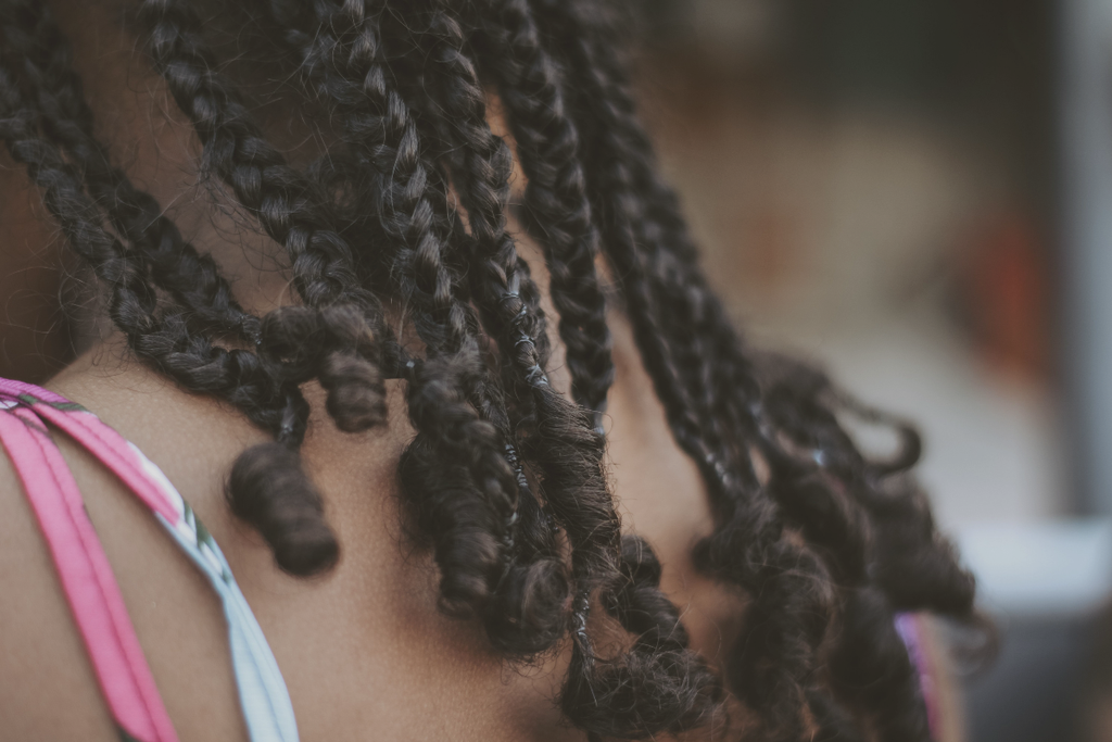 Primo piano di trecce su capelli afro di una bambina