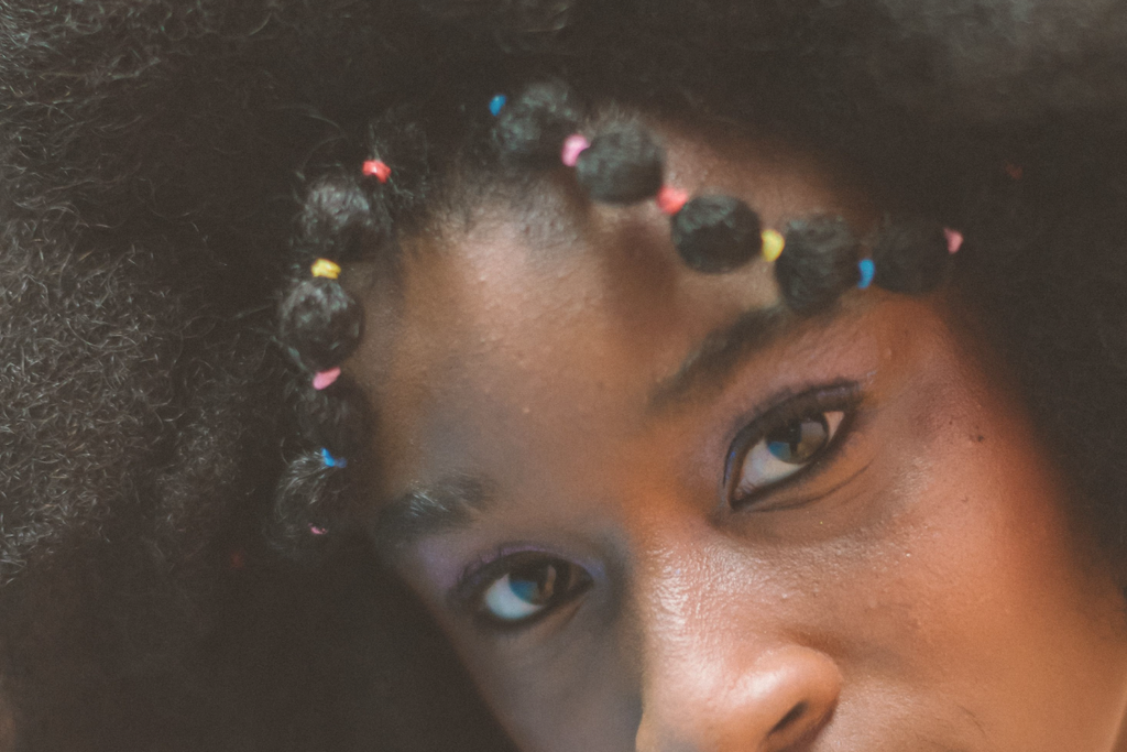 Primo piano di twist su capelli afro di una bambina