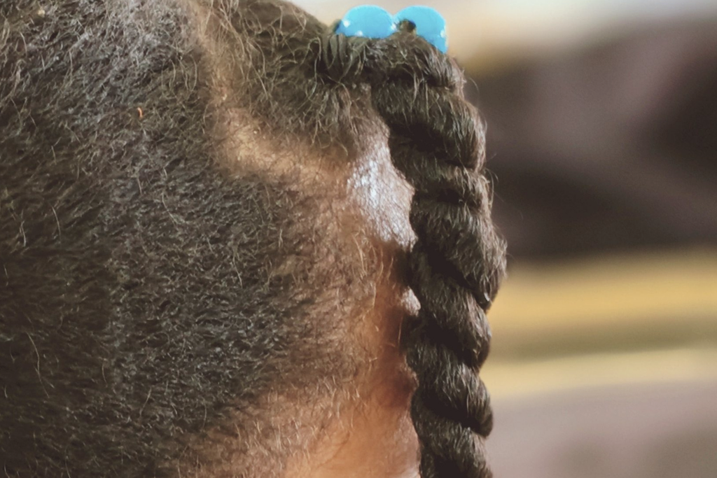 Primo piano di twist su capelli afro di una bambina