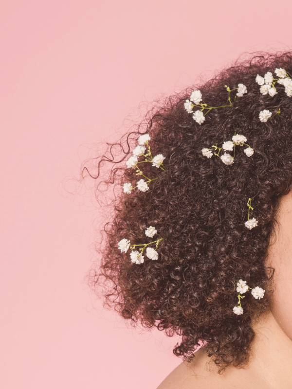 Primo piano di capelli ricci naturali nella loro forma ristretta
