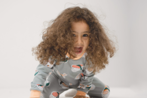 Bambina con capelli difficili da gestire e ricci pieno di nodi