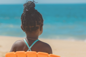 bambina-ricci-mare-estate-cura-capelli-afro